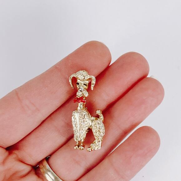 VTG Mid Century Poodle Dog Brooch Enamel Bow 1950s Novelty Figural Gold Tone Pin - Picture 4 of 8